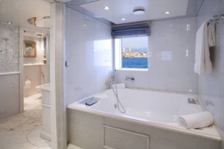MOONLIGHT II -  Master Cabin Bathroom